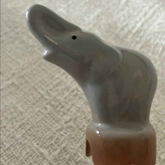 F. Wright Gray Elephant Pie Bird / Pie Vent / Pie Funnel Unique and Rare - Picture 1 of 6